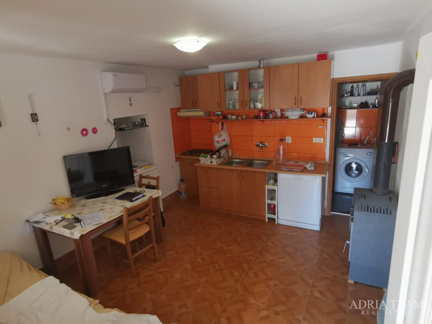 KUĆA S 2 STAMBENE JEDINICE, 230 m OD MORA, VIR