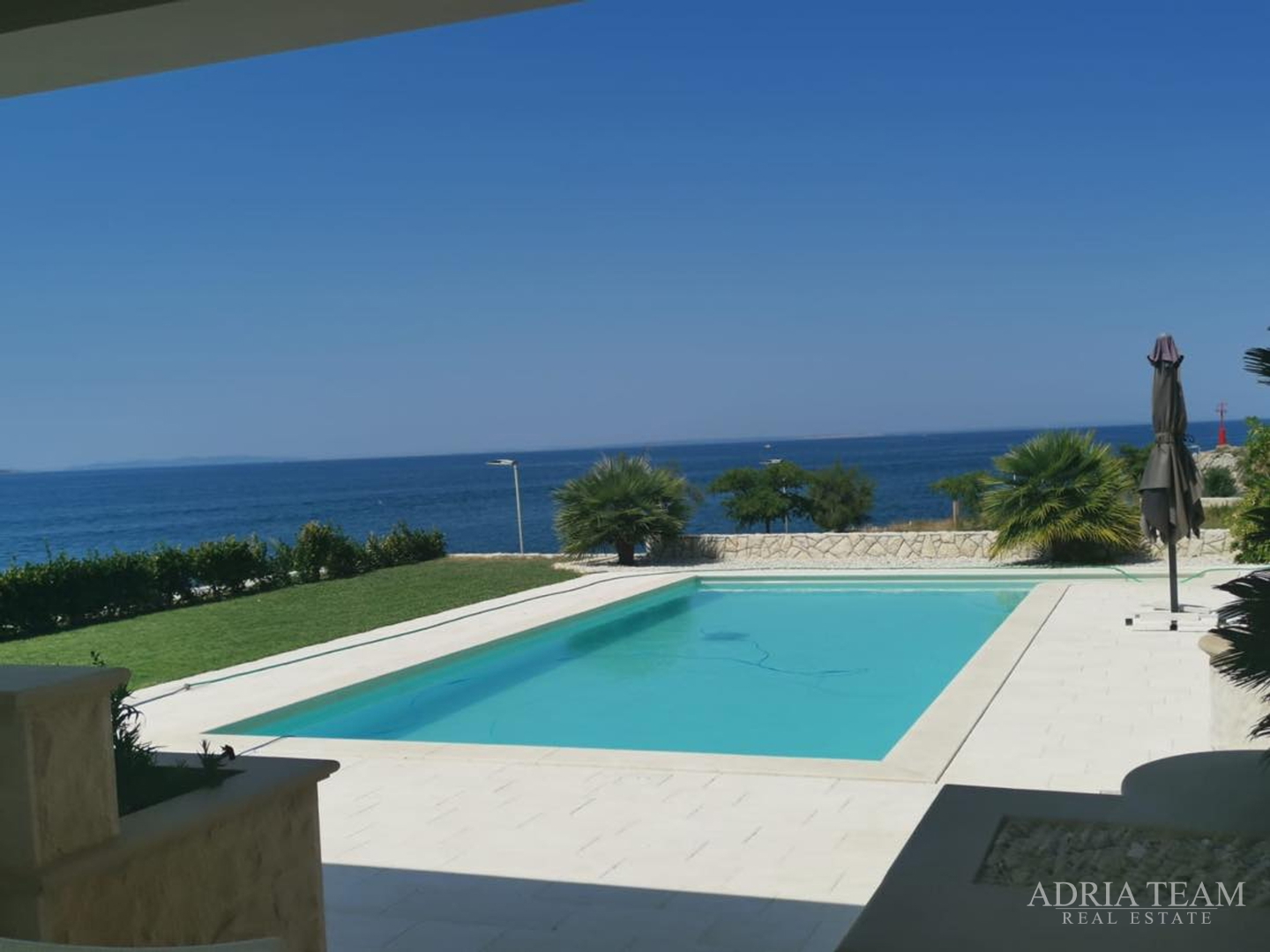 TOP-QUALITY GROUND FLOOR APARTMENT WITH A POOL, FIRST ROW TO THE SEA!!! POVLJANA - PAG