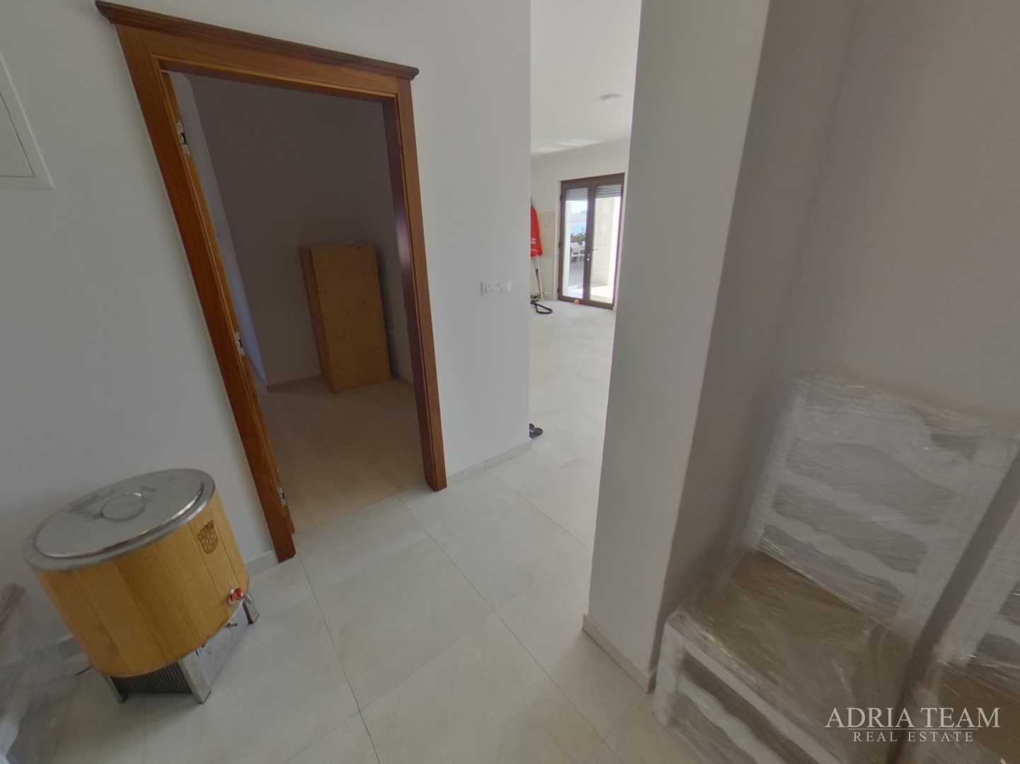 TOP-QUALITY GROUND FLOOR APARTMENT WITH A POOL, FIRST ROW TO THE SEA!!! POVLJANA - PAG