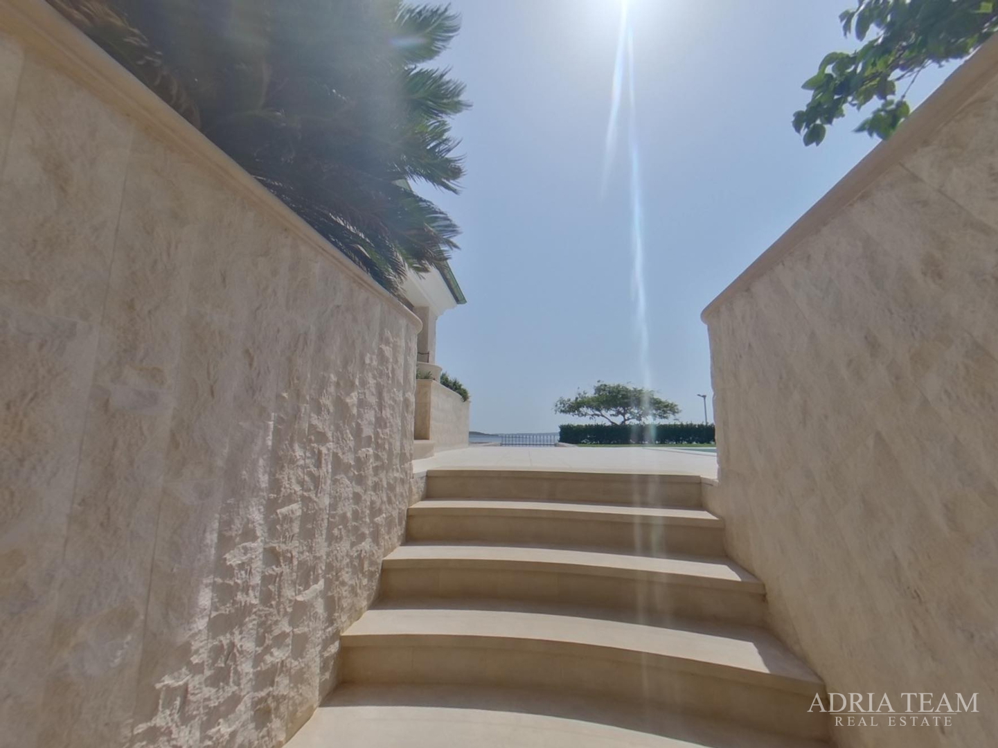 TOP-QUALITY GROUND FLOOR APARTMENT WITH A POOL, FIRST ROW TO THE SEA!!! POVLJANA - PAG