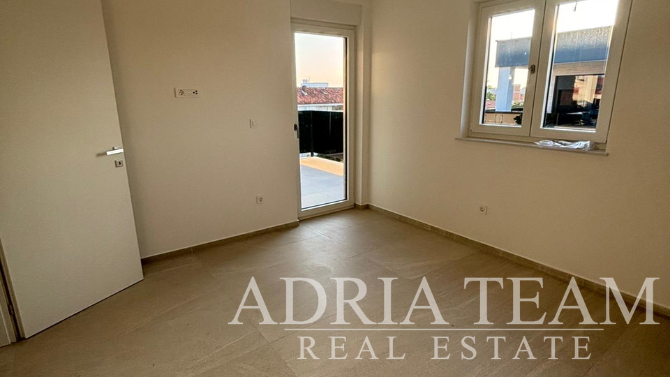 APARTMAN U BLIZINI PLAŽE, NOVOGRADNJA, 150 m OD MORA - PRIVLAKA