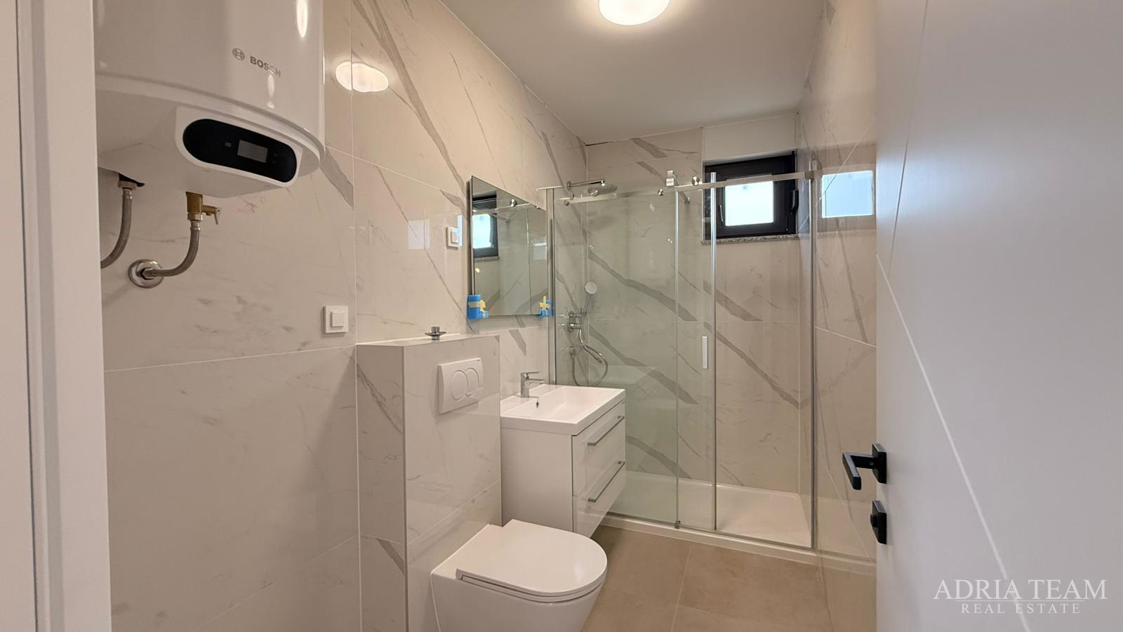 Atraktivna novogradnja – stanovi s terasama i parkiranjem - Povljana