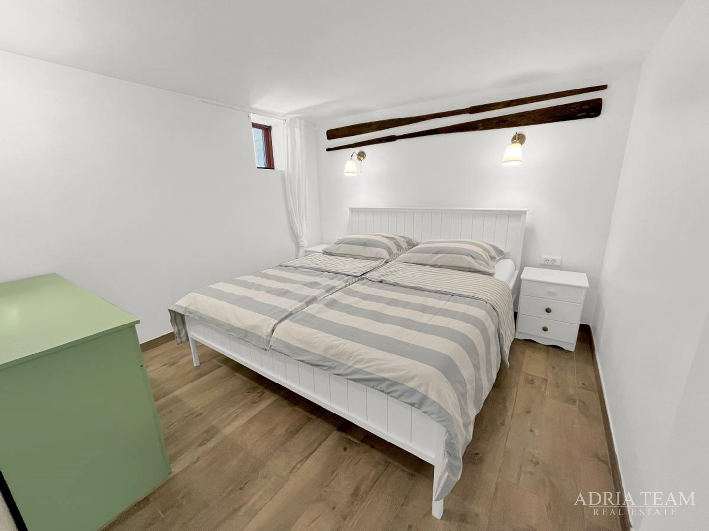 RENOVATED APARTMENT HOUSE WITH POSSIBILITY OF BUSINESS USE, FIRST LINE TO THE SEA - MEKA DRAGA