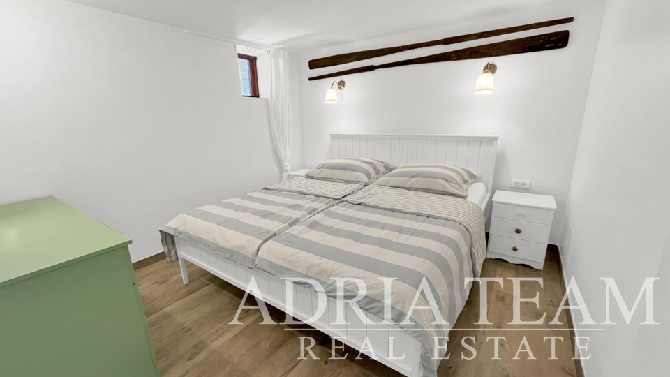 PREUREĐENA APARTMANSKA KUĆA S MOGUĆNOŠĆU POSLOVNE NAMJENE, PRVI RED DO MORA - MEKA DRAGA