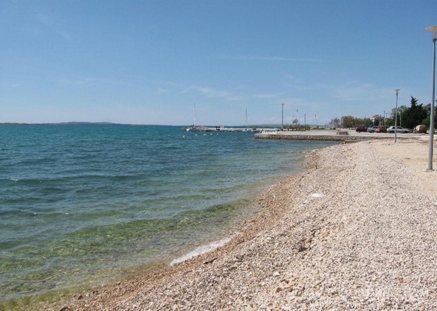 AUSGEZEICHNETE GELEGENHEIT! RUHIGE UND STILLE LAGE - BAULAND MIT REGELMÄSSIGER FORM, 500 M VOM MEER ENTFERNT, VRSI - ZADAR