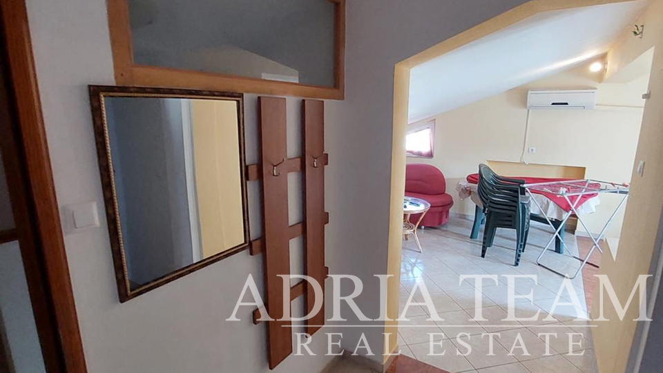 APARTMAN S 2 SPAVAĆE SOBE I POGLEDOM NA MORE, 50 m OD MORA, POVLJANA - PAG