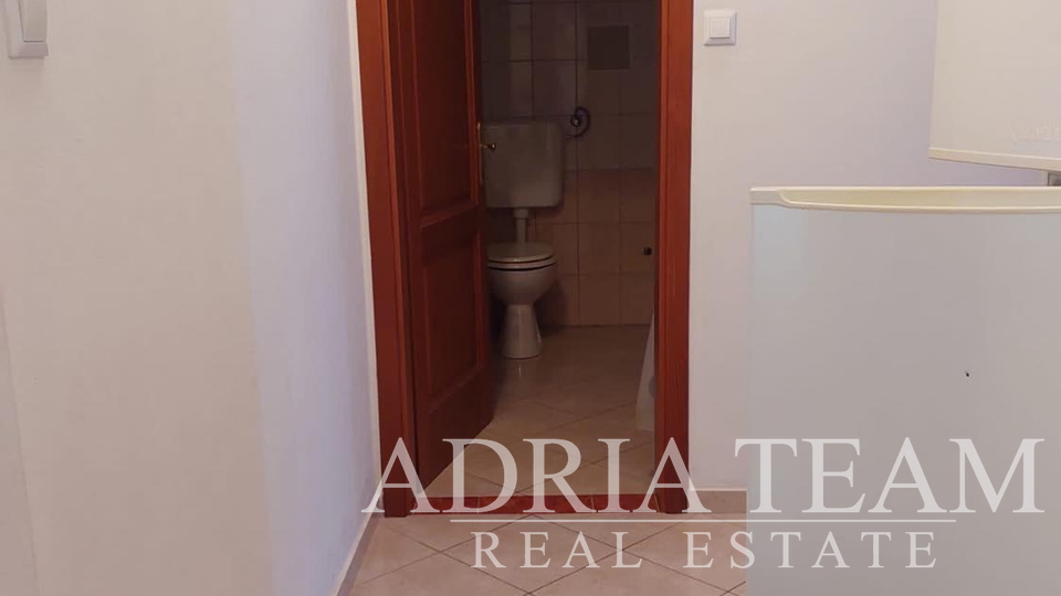 APARTMAN S 2 SPAVAĆE SOBE I POGLEDOM NA MORE, 50 m OD MORA, POVLJANA - PAG