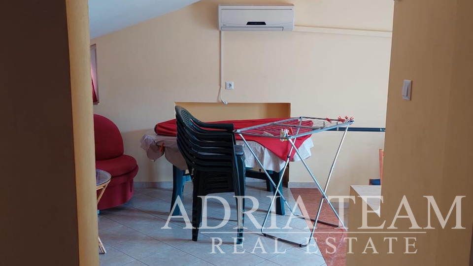 APARTMAN S 2 SPAVAĆE SOBE I POGLEDOM NA MORE, 50 m OD MORA, POVLJANA - PAG