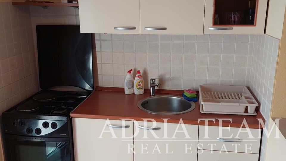 APARTMAN S 2 SPAVAĆE SOBE I POGLEDOM NA MORE, 50 m OD MORA, POVLJANA - PAG