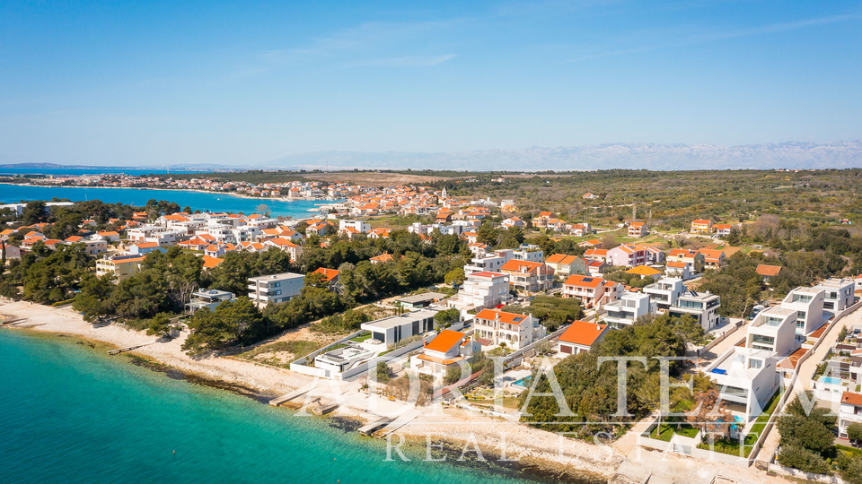 LUXUSNÁ VILA NA PREDAJ, 50 M OD MORA, PETRČANE - ZADAR