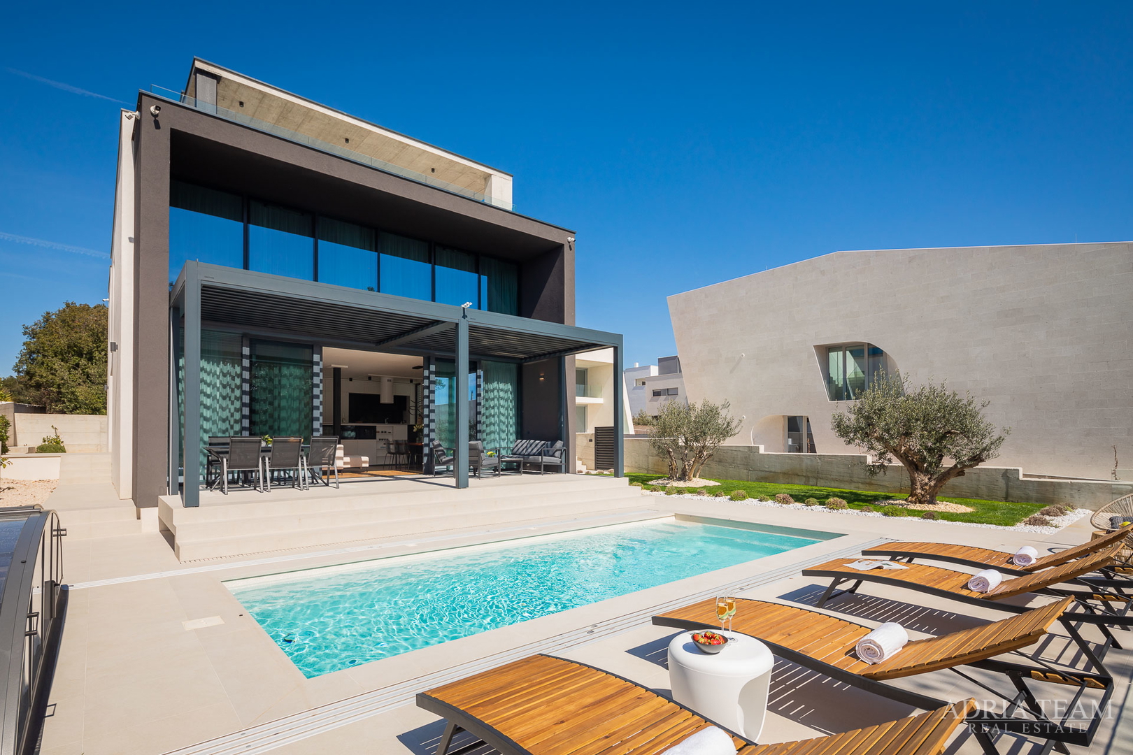 Luxusvilla mit Pool, 50 m vom Meer entfernt, Petrčane - Zadar