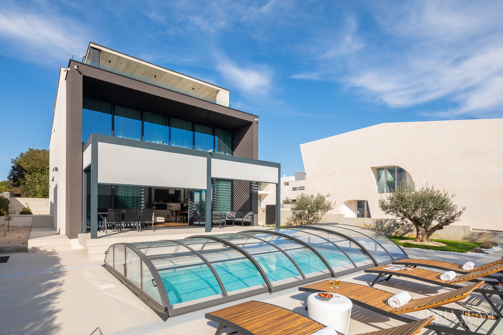 Luxusvilla mit Pool, 50 m vom Meer entfernt, Petrčane - Zadar