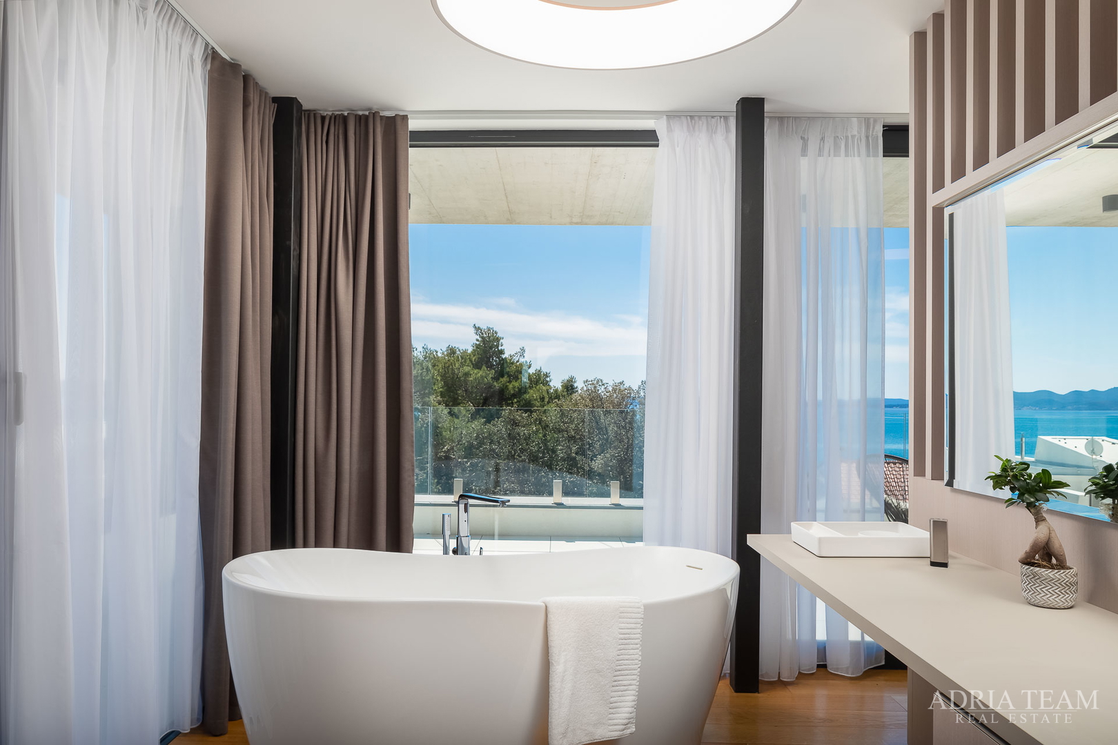 Luxusvilla mit Pool, 50 m vom Meer entfernt, Petrčane - Zadar