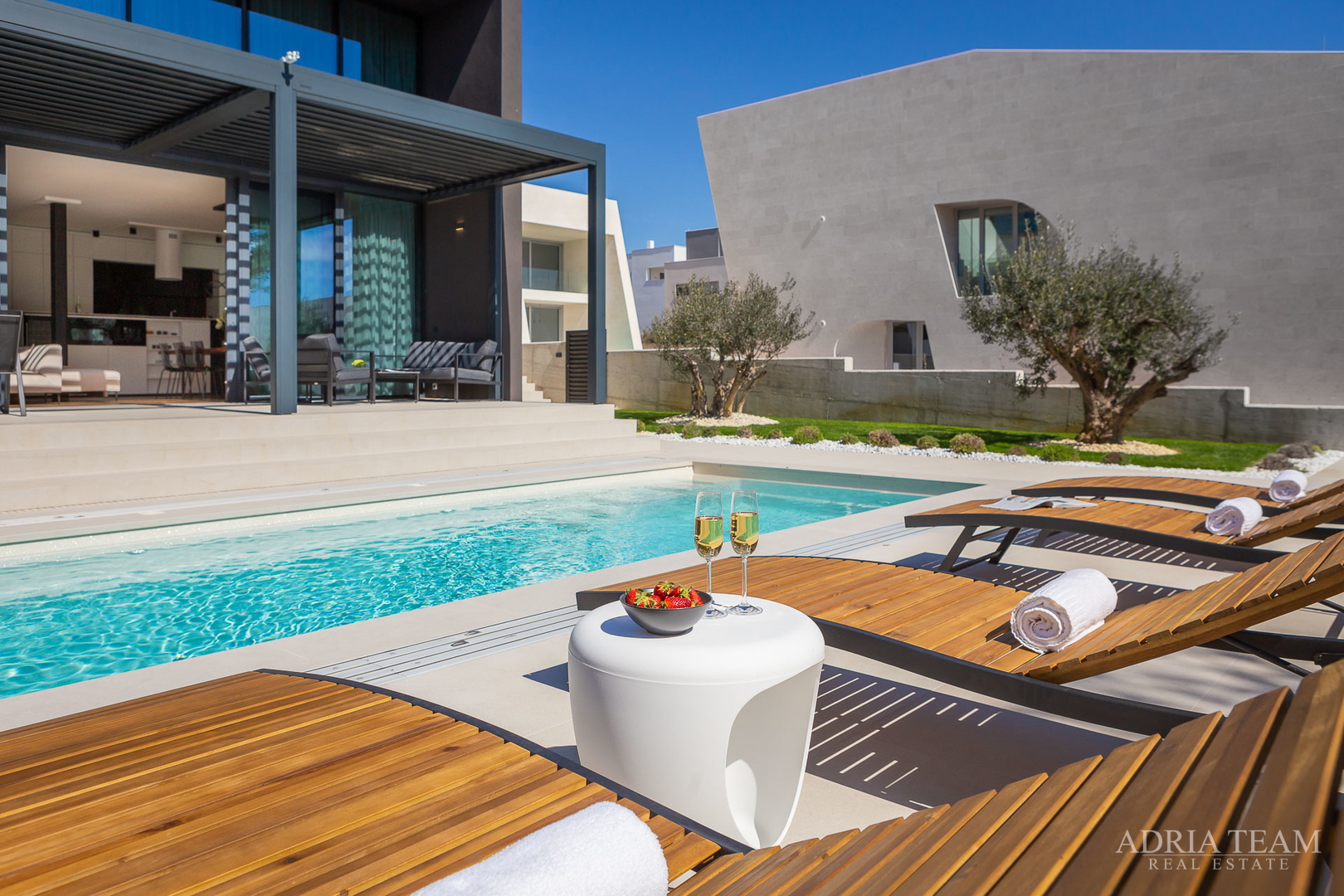 Luxusvilla mit Pool, 50 m vom Meer entfernt, Petrčane - Zadar