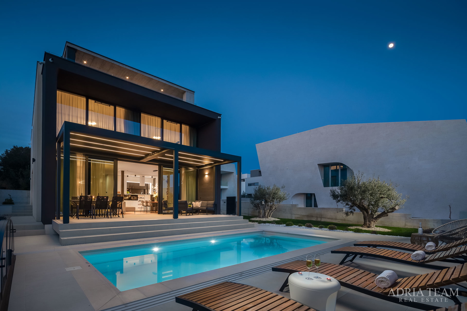 Luxusvilla mit Pool, 50 m vom Meer entfernt, Petrčane - Zadar