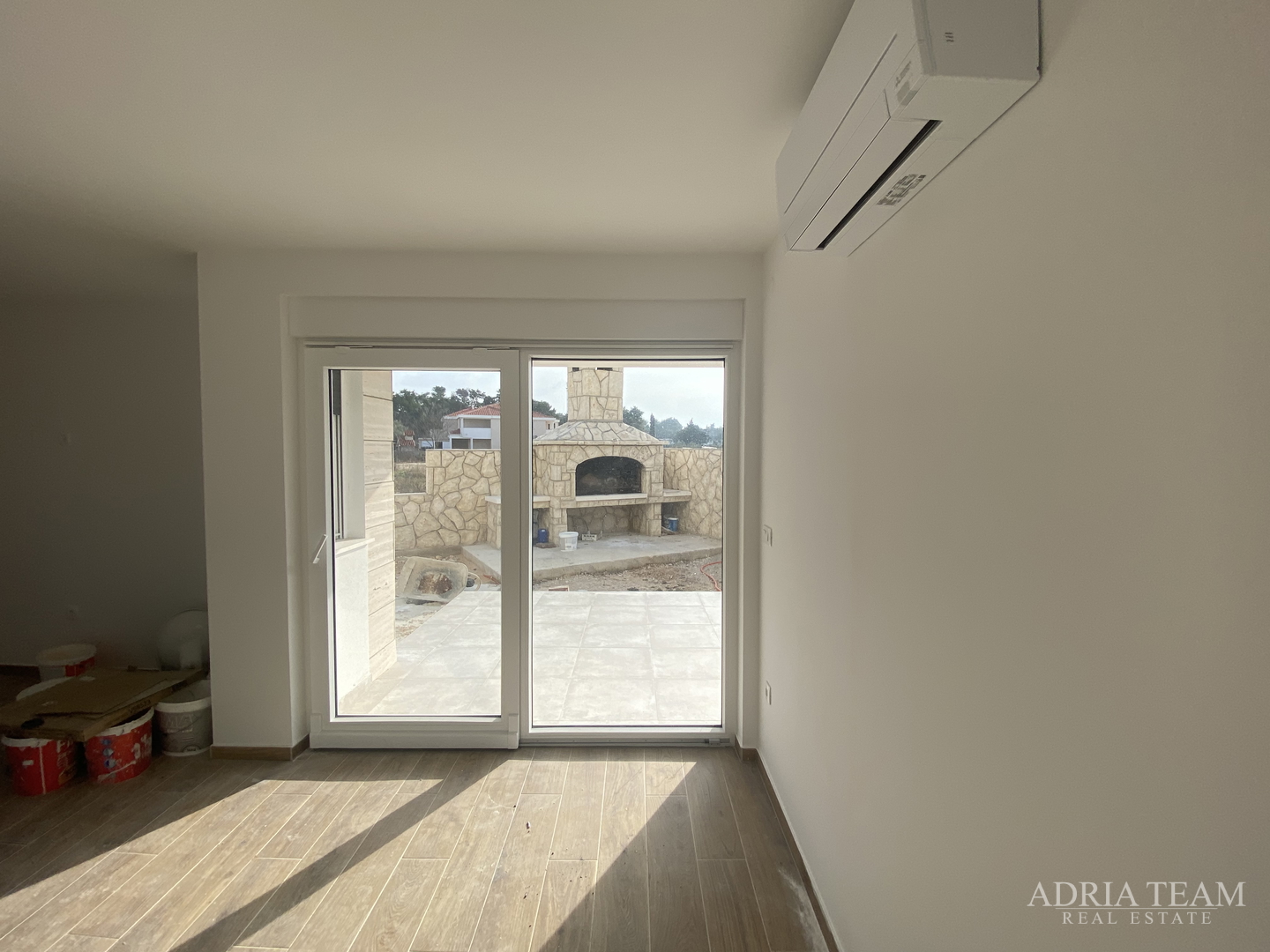 TOWNHOUSES WITH GARDENS, 200 M FROM THE BEACH!!! PRIME LOCATION!! PAG - NOVALJA