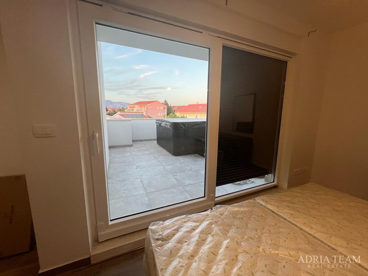 TOWNHOUSES WITH GARDENS, 200 M FROM THE BEACH!!! PRIME LOCATION!! PAG - NOVALJA