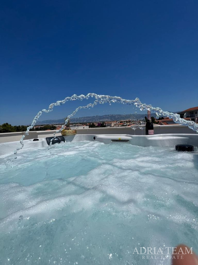 TOWNHOUSES WITH GARDENS, 200 M FROM THE BEACH!!! PRIME LOCATION!! PAG - NOVALJA