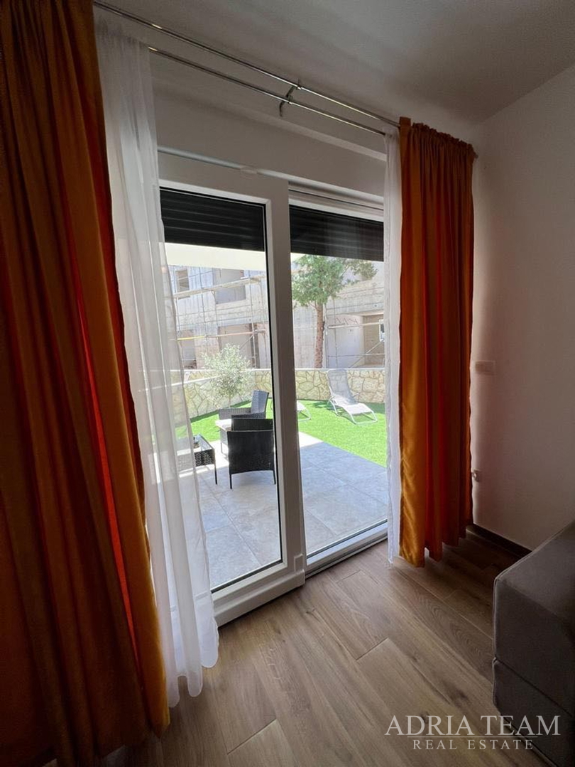 TOWNHOUSES WITH GARDENS, 200 M FROM THE BEACH!!! PRIME LOCATION!! PAG - NOVALJA