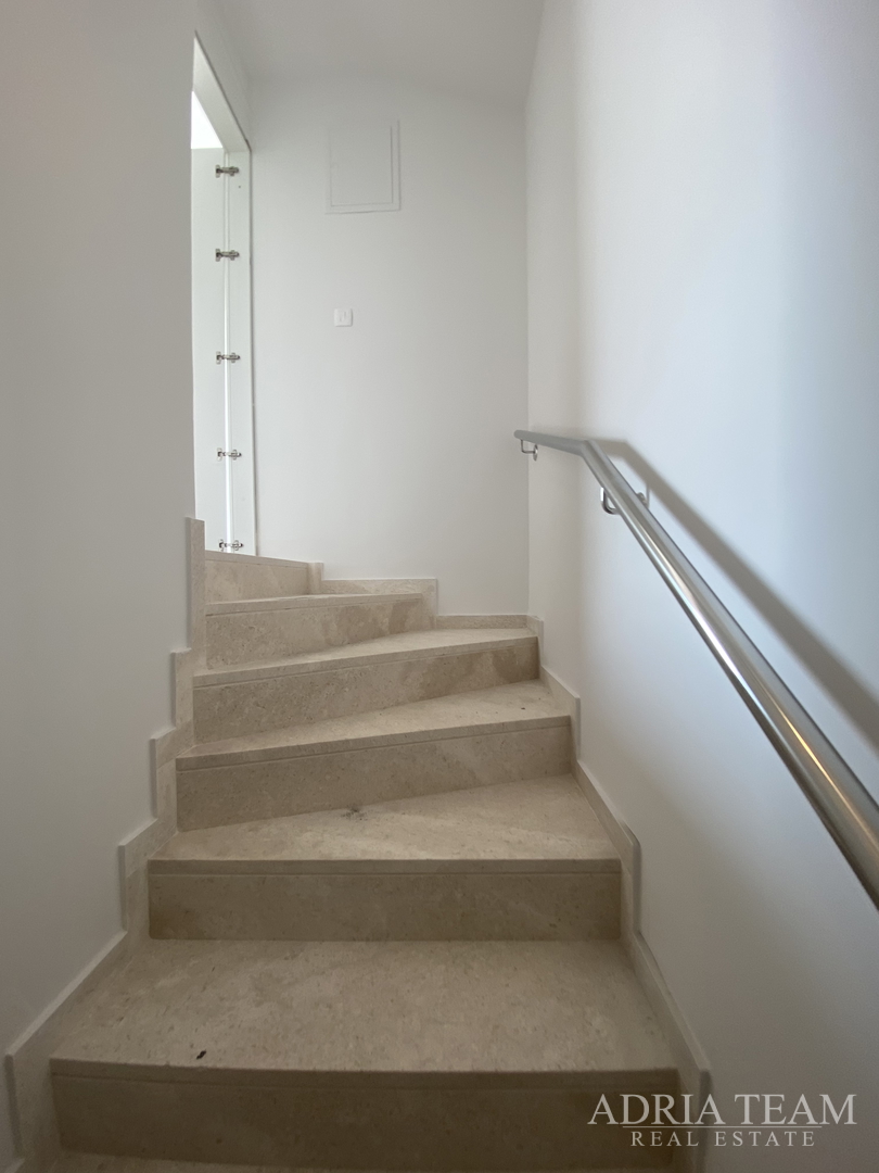 TOWNHOUSES WITH GARDENS, 200 M FROM THE BEACH!!! PRIME LOCATION!! PAG - NOVALJA