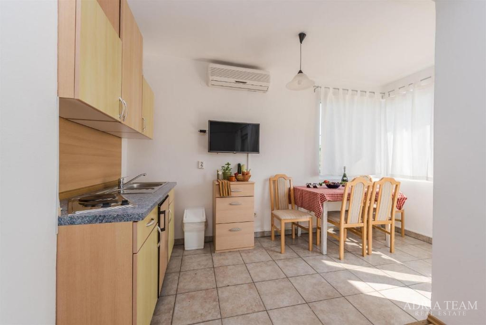 HOTEL - SUKOŠAN, ERSTE REIHE AM MEER