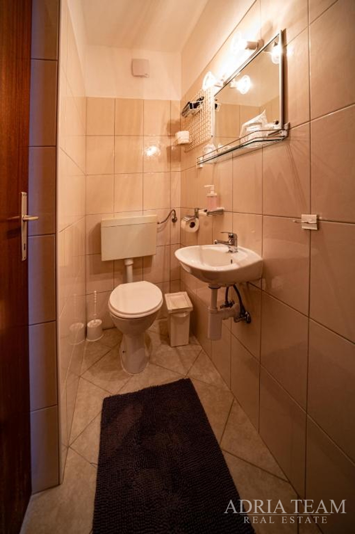 HOTEL - SUKOŠAN, ERSTE REIHE AM MEER