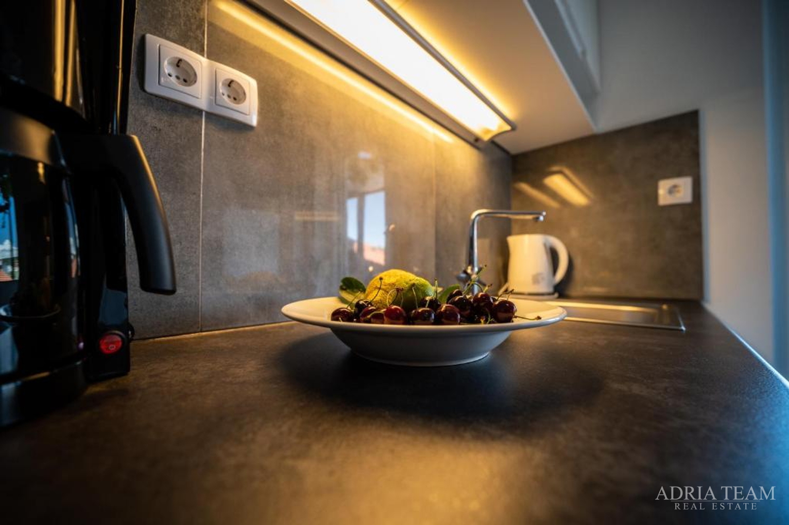 HOTEL - SUKOŠAN, ERSTE REIHE AM MEER