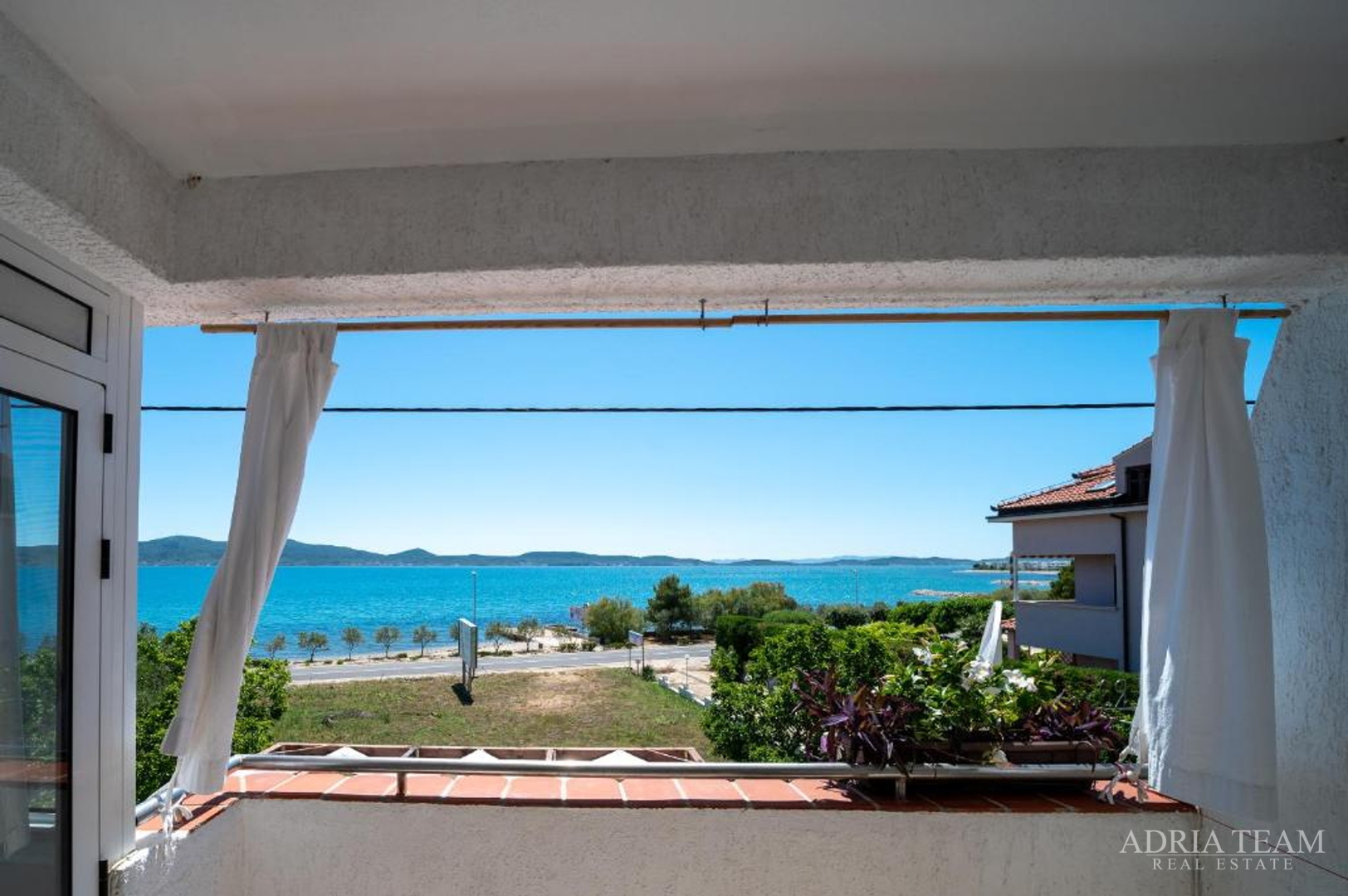 HOTEL - SUKOŠAN, ERSTE REIHE AM MEER