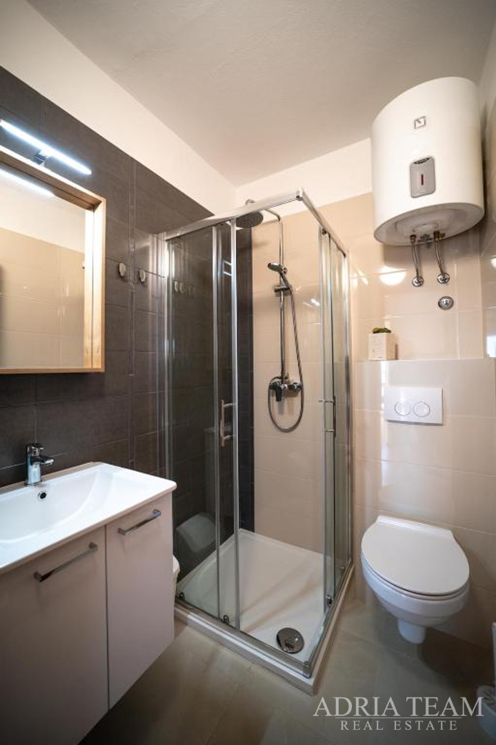 HOTEL - SUKOŠAN, ERSTE REIHE AM MEER