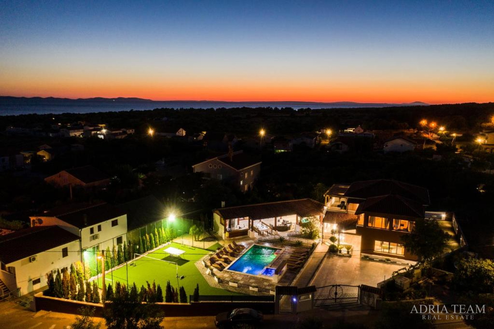 LUXURY VILLA WITH A POOL AND YARD, 750 m FROM THE SEA, VIR - ZADAR