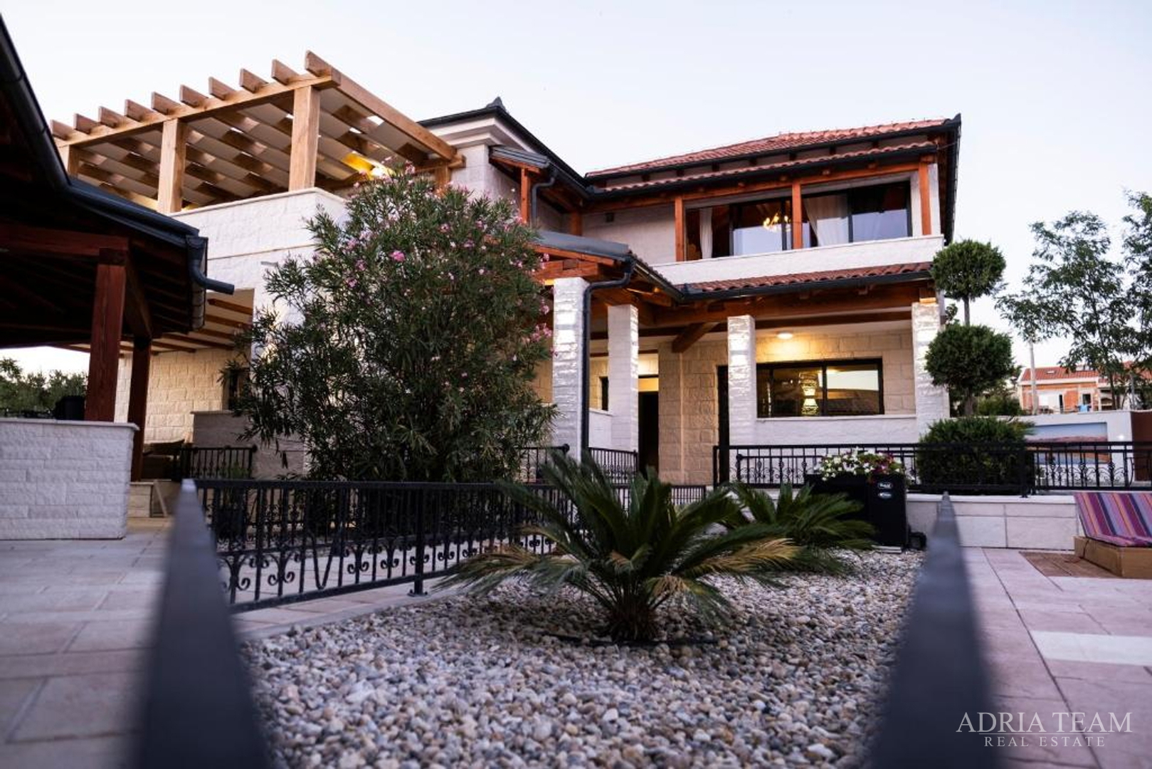 LUXURY VILLA WITH A POOL AND YARD, 750 m FROM THE SEA, VIR - ZADAR