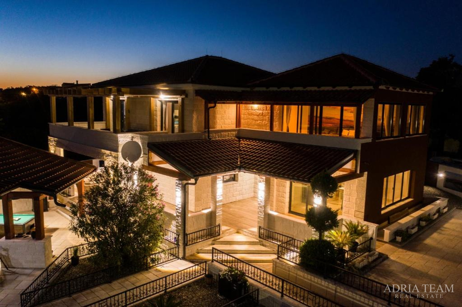 LUXURY VILLA WITH A POOL AND YARD, 750 m FROM THE SEA, VIR - ZADAR