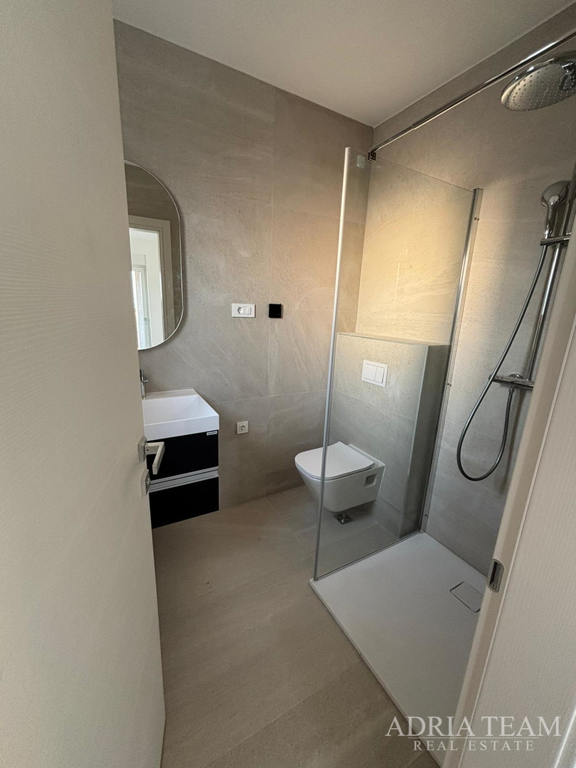 PENTHOUSE U BLIZINI PLAŽE, ZGRADA 2. NOVOGRADNJA, 150 m OD MORA - PRIVLAKA