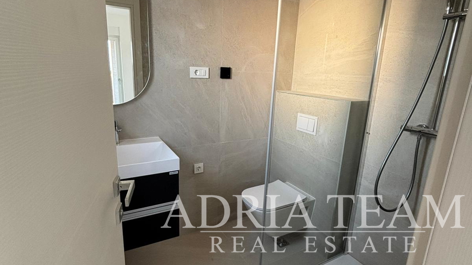 APARTMAN U BLIZINI PLAŽE, NOVOGRADNJA, 150 m OD MORA - PRIVLAKA