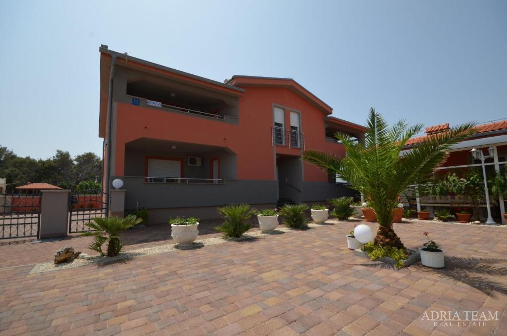 SAMOSTOJEĆA KUĆA S 5 APARTMANA, 200 m OD MORA, VIR - ZADAR