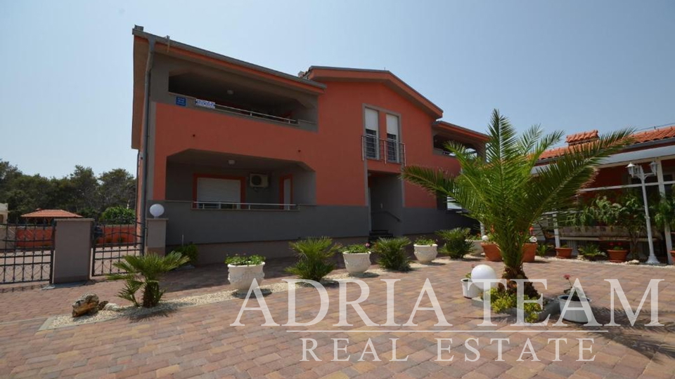 FREESTANDING HOUSE WITH 5 APARTMENTS, 200 m FROM THE SEA, VIR - ZADAR