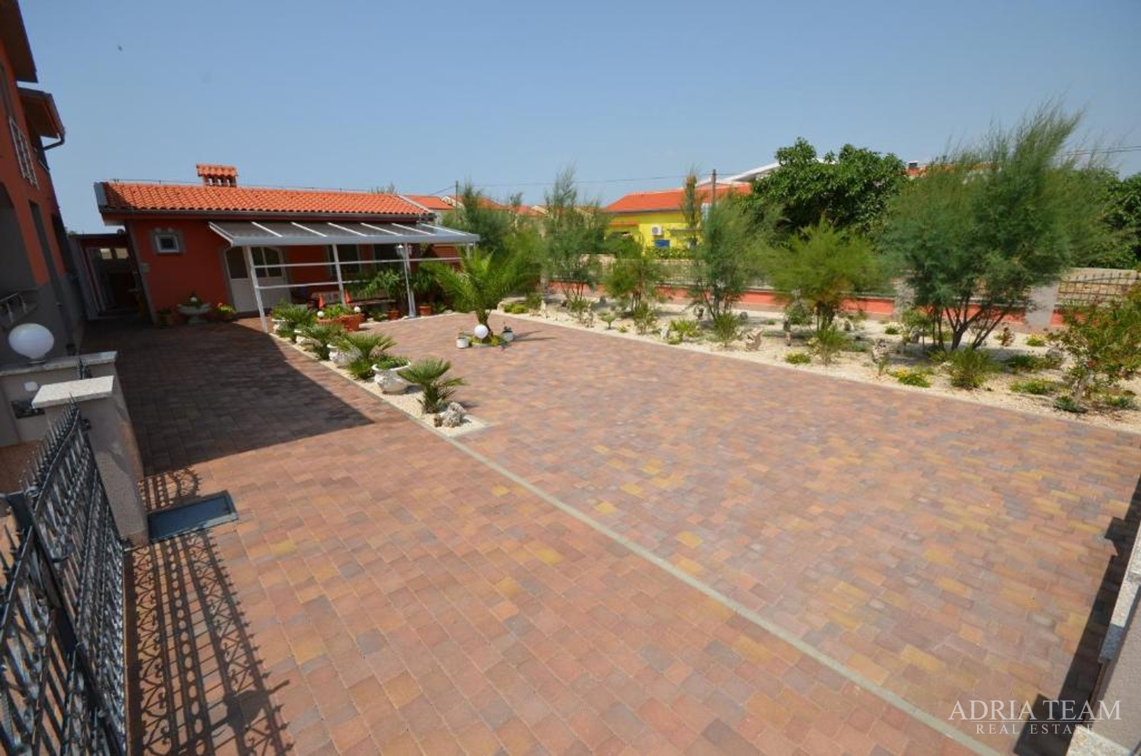 SAMOSTOJEĆA KUĆA S 5 APARTMANA, 200 m OD MORA, VIR - ZADAR