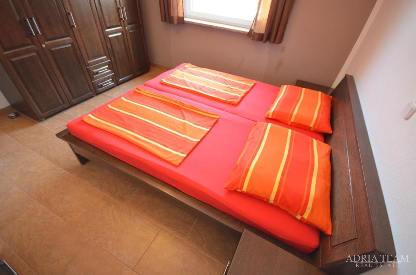 SAMOSTOJEĆA KUĆA S 5 APARTMANA, 200 m OD MORA, VIR - ZADAR