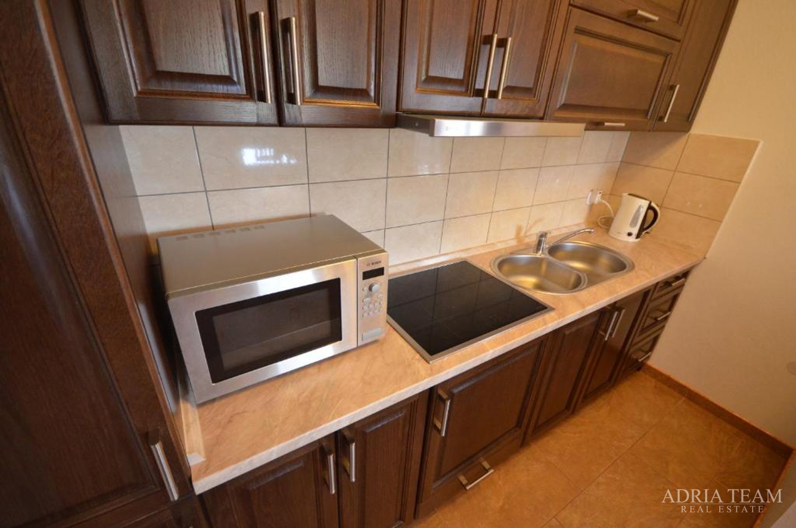 SAMOSTOJEĆA KUĆA S 5 APARTMANA, 200 m OD MORA, VIR - ZADAR