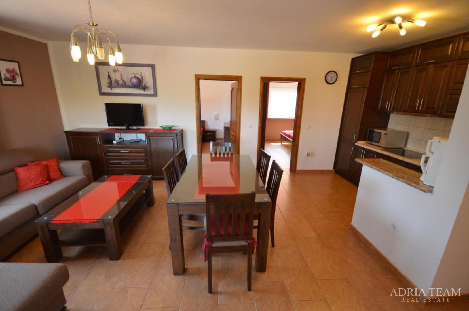 SAMOSTOJEĆA KUĆA S 5 APARTMANA, 200 m OD MORA, VIR - ZADAR