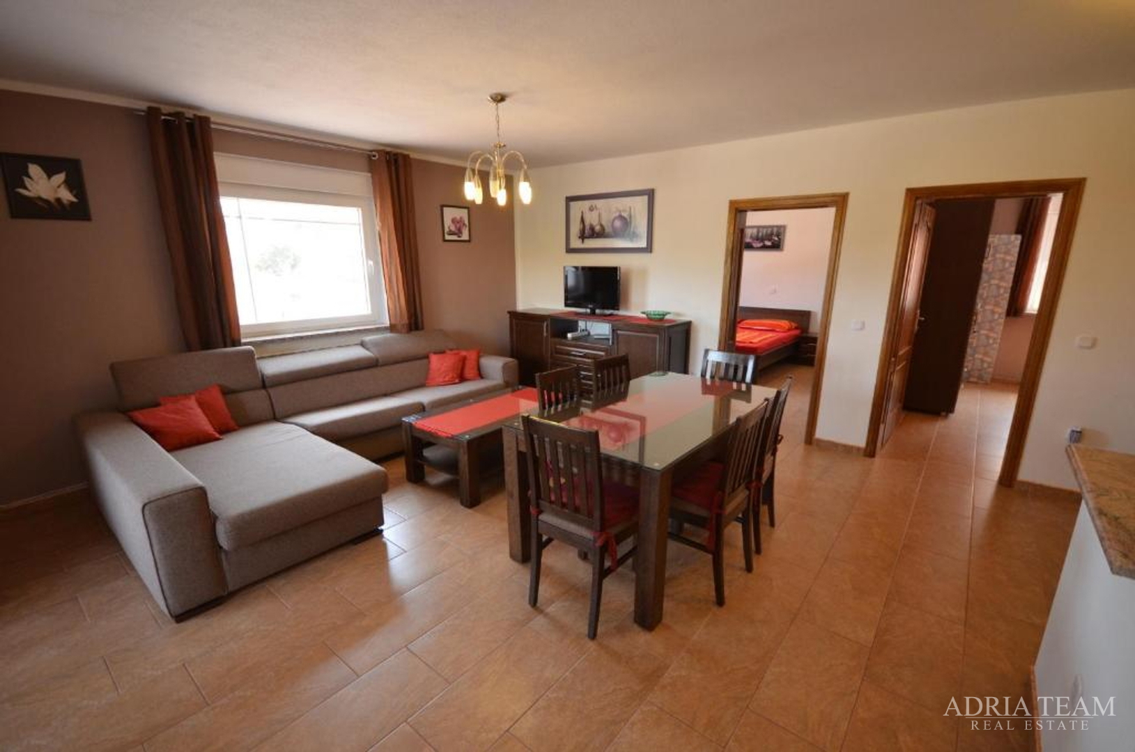 SAMOSTOJEĆA KUĆA S 5 APARTMANA, 200 m OD MORA, VIR - ZADAR