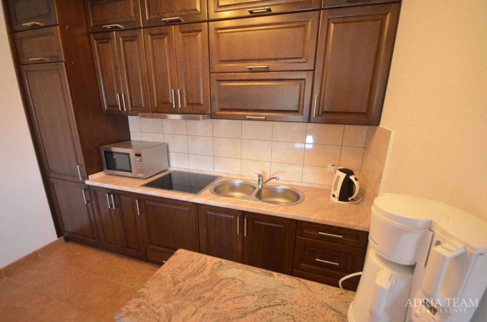 SAMOSTOJEĆA KUĆA S 5 APARTMANA, 200 m OD MORA, VIR - ZADAR