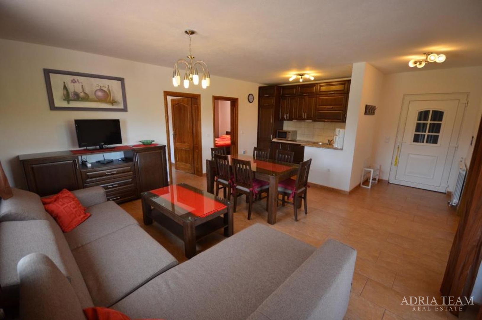 SAMOSTOJEĆA KUĆA S 5 APARTMANA, 200 m OD MORA, VIR - ZADAR