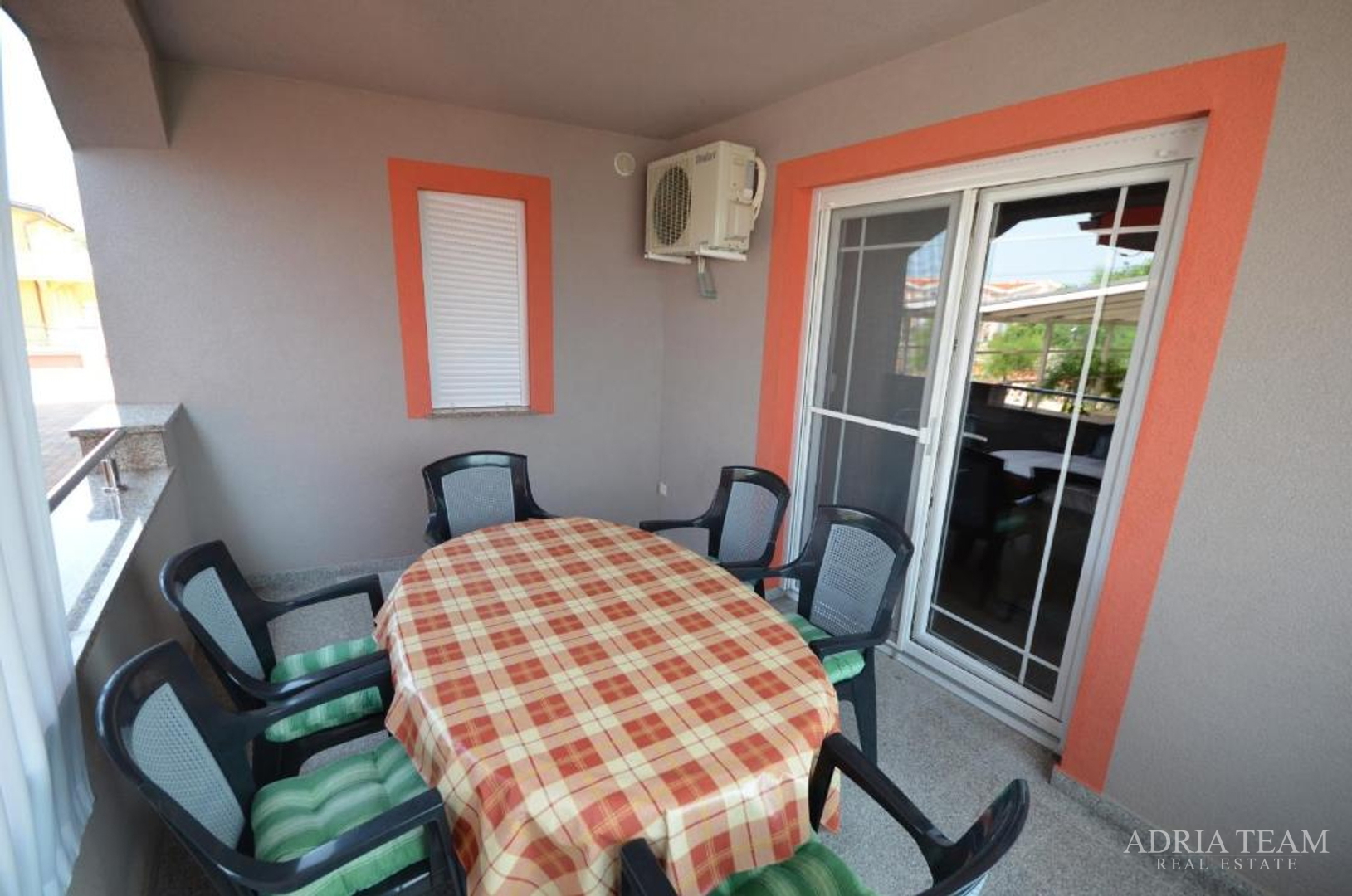 SAMOSTOJEĆA KUĆA S 5 APARTMANA, 200 m OD MORA, VIR - ZADAR