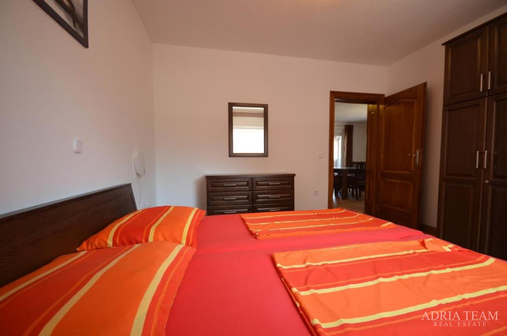 SAMOSTOJEĆA KUĆA S 5 APARTMANA, 200 m OD MORA, VIR - ZADAR