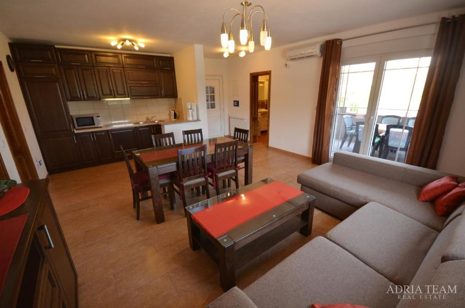 SAMOSTOJEĆA KUĆA S 5 APARTMANA, 200 m OD MORA, VIR - ZADAR