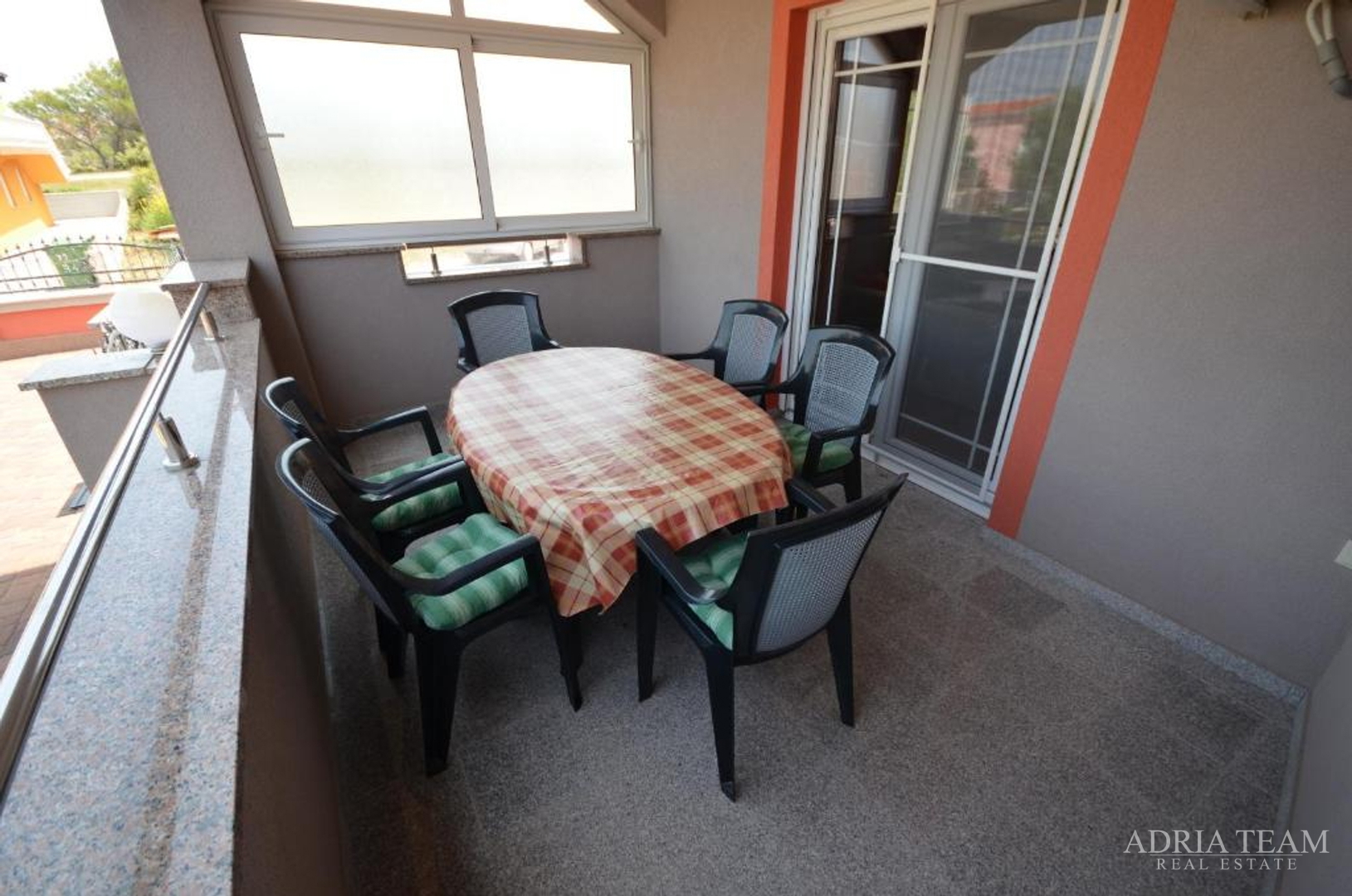 SAMOSTOJEĆA KUĆA S 5 APARTMANA, 200 m OD MORA, VIR - ZADAR