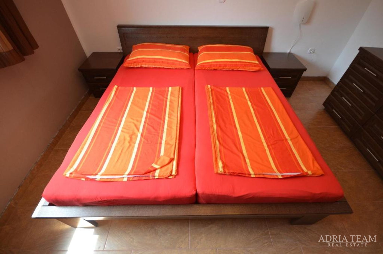 SAMOSTOJEĆA KUĆA S 5 APARTMANA, 200 m OD MORA, VIR - ZADAR