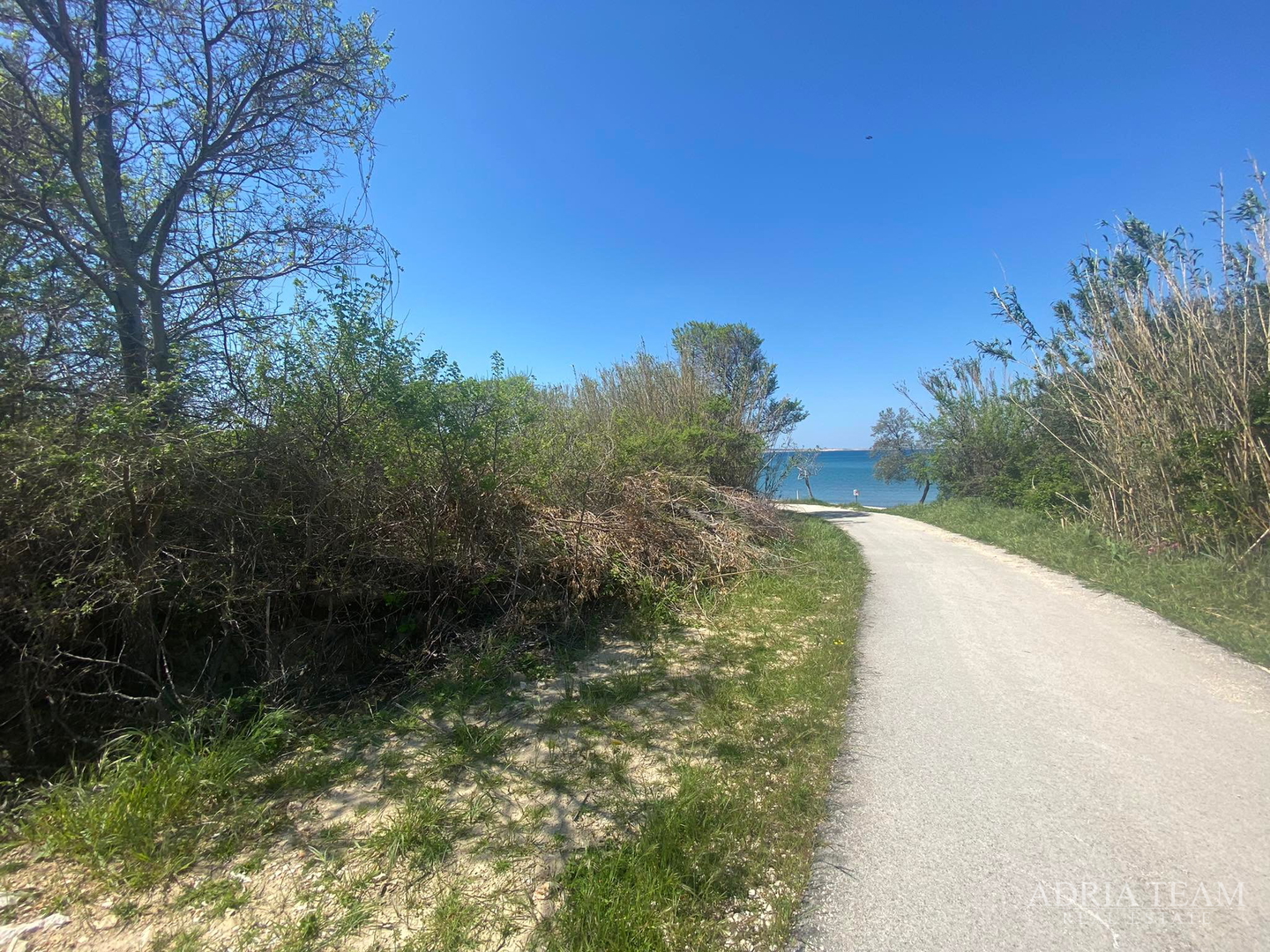 GRAĐEVINSKO ZEMLJIŠTE - 1362 m2, PRVI RED DO MORA!!! IZVRSNA PRILIKA! RAŽANAC - RTINA