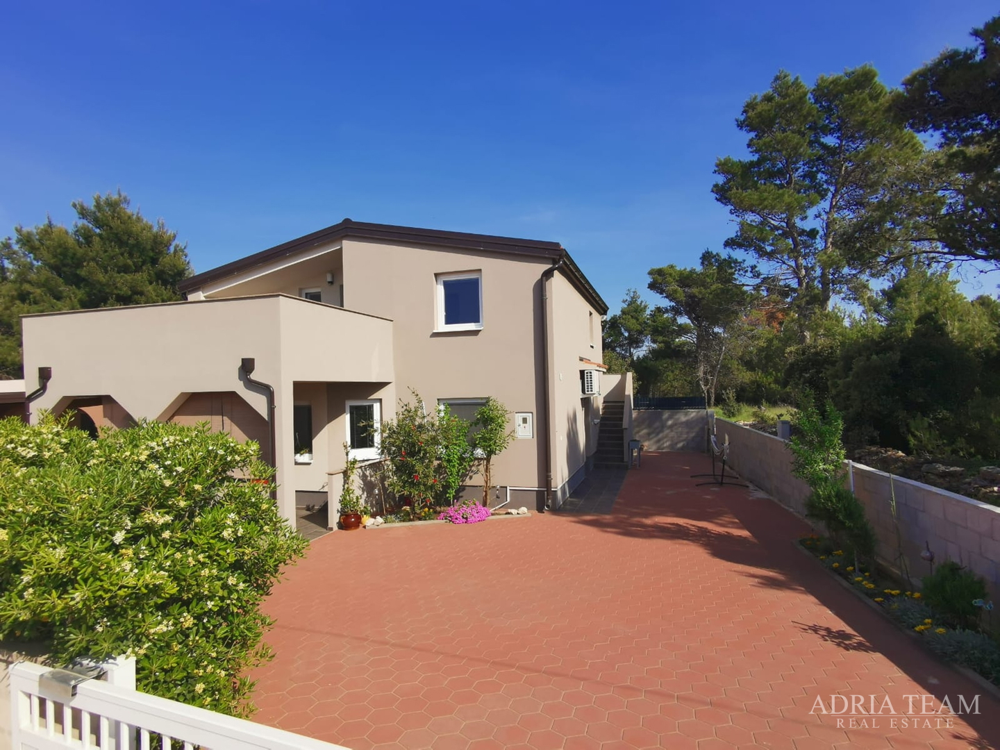 APARTMANSKA KUĆA S 3 APARTMANA - VIR